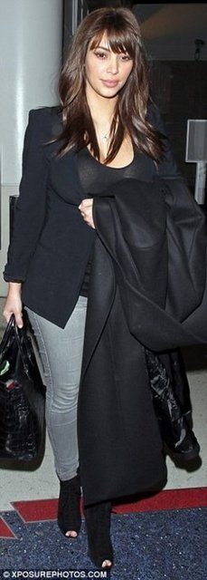 Kim Kardashian fiziğiyle göz doldurdu