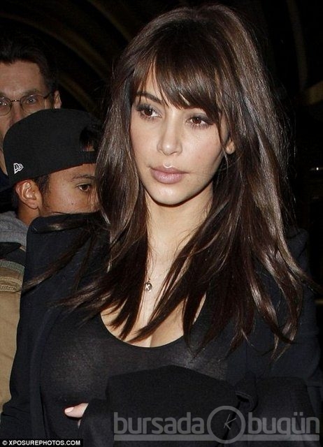 Kim Kardashian fiziğiyle göz doldurdu