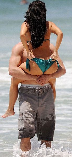 Kim Kardashian fiziğiyle göz doldurdu