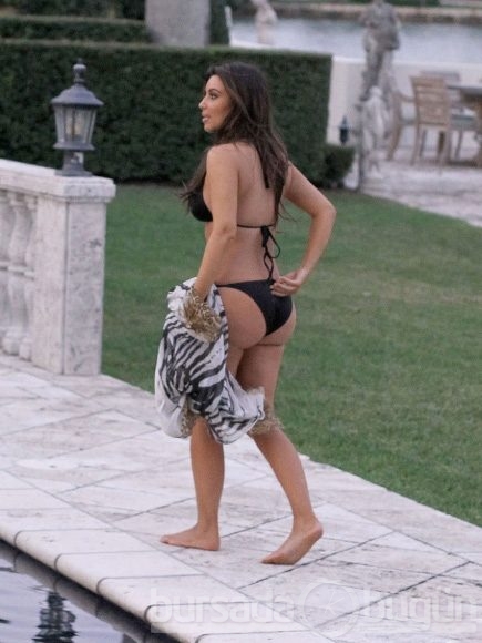 Kim Kardashian fiziğiyle göz doldurdu