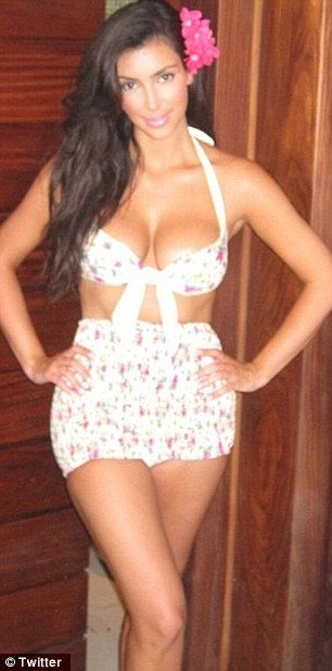 Kim Kardashian fiziğiyle göz doldurdu