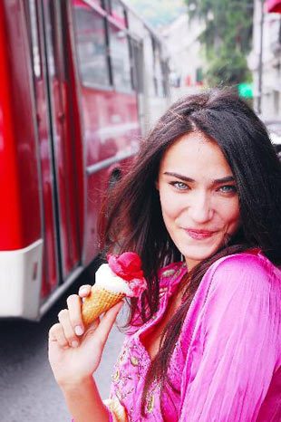 Aşık olunca kendimi kaybediyorum