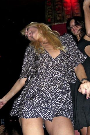 Paris Hilton Rus dergisine soyundu