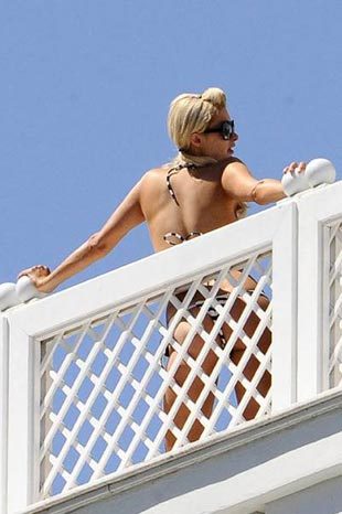 Paris Hilton Rus dergisine soyundu