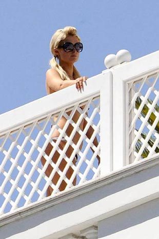 Paris Hilton Rus dergisine soyundu