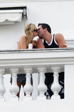 Paris Hilton Rus dergisine soyundu