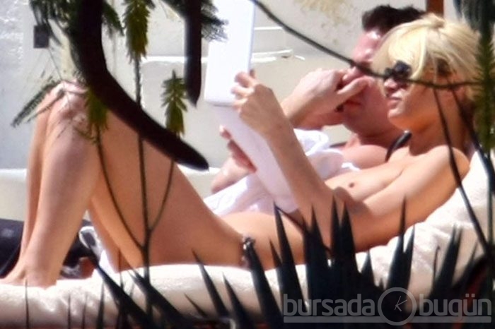 Paris Hilton Rus dergisine soyundu