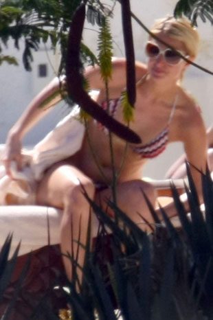 Paris Hilton Rus dergisine soyundu