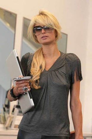 Paris Hilton Rus dergisine soyundu