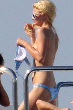 Paris Hilton Rus dergisine soyundu
