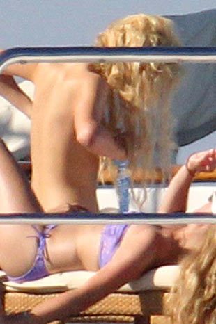 Paris Hilton Rus dergisine soyundu
