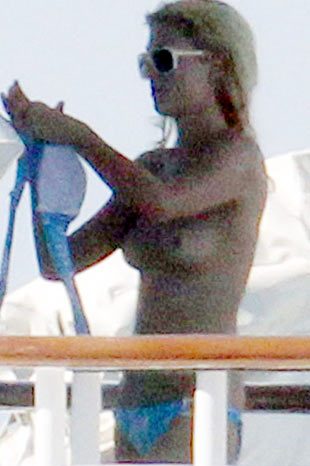 Paris Hilton Rus dergisine soyundu