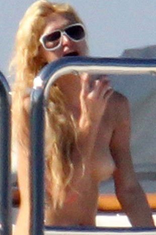 Paris Hilton Rus dergisine soyundu