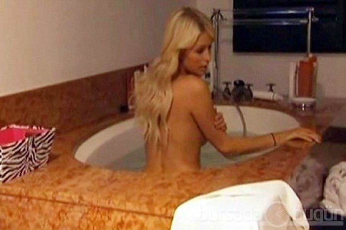 Paris Hilton Rus dergisine soyundu