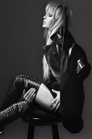 Paris Hilton Rus dergisine soyundu