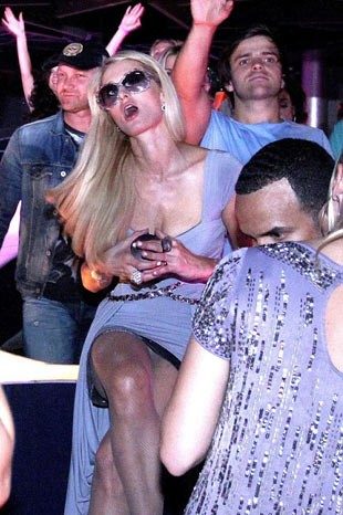 Paris Hilton Rus dergisine soyundu
