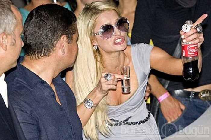 Paris Hilton Rus dergisine soyundu