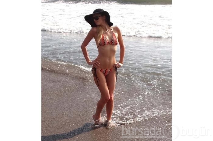 Paris Hilton Rus dergisine soyundu