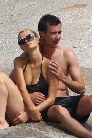 Paris Hilton Rus dergisine soyundu