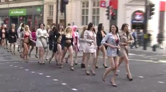 Londra'da trafiği durduran açılış