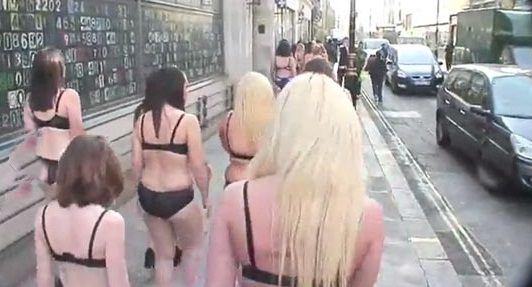 Londra'da trafiği durduran açılış