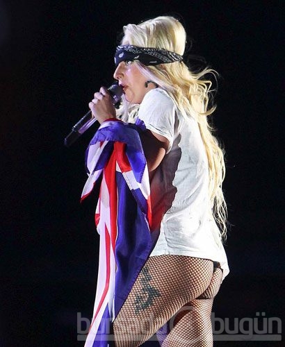 Lady Gaga sahnede yine çıldırdı