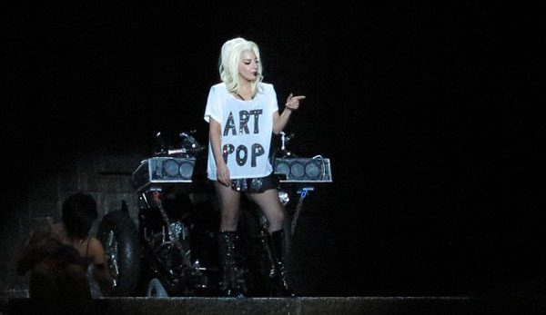 Lady Gaga sahnede yine çıldırdı