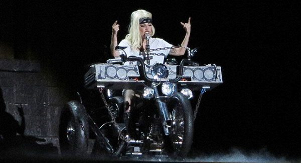 Lady Gaga sahnede yine çıldırdı