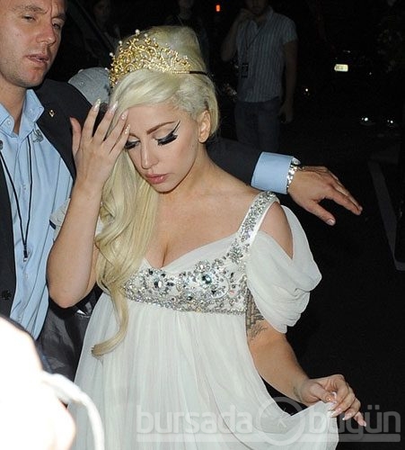 Lady Gaga sahnede yine çıldırdı