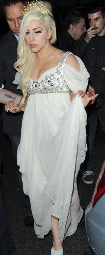 Lady Gaga sahnede yine çıldırdı