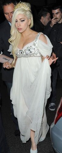 Lady Gaga sahnede yine çıldırdı