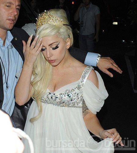 Lady Gaga sahnede yine çıldırdı
