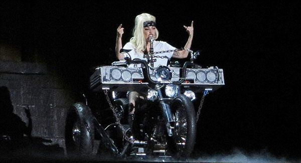 Lady Gaga sahnede yine çıldırdı