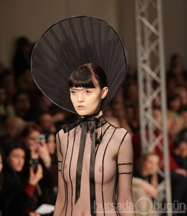 Elbisesiz defile