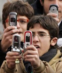 Gençler yataktan kalkmadan internete giriyor