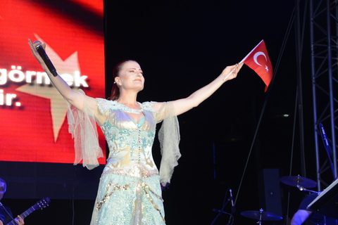 Ünlülerin bayram coşkusu