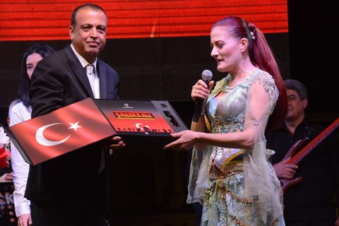 Ünlülerin bayram coşkusu