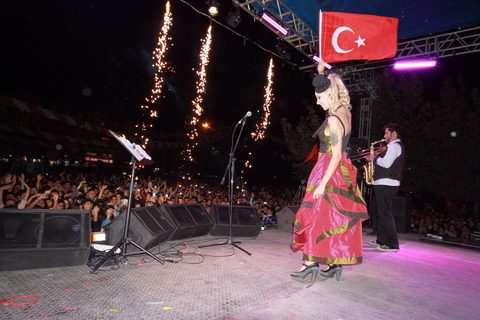 Ünlülerin bayram coşkusu