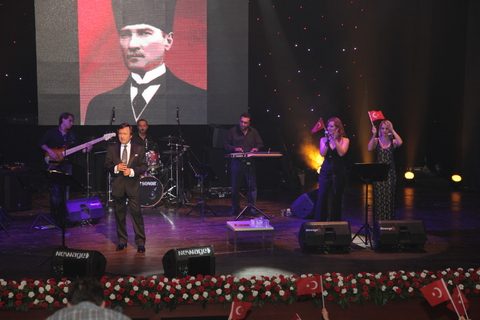 Ünlülerin bayram coşkusu