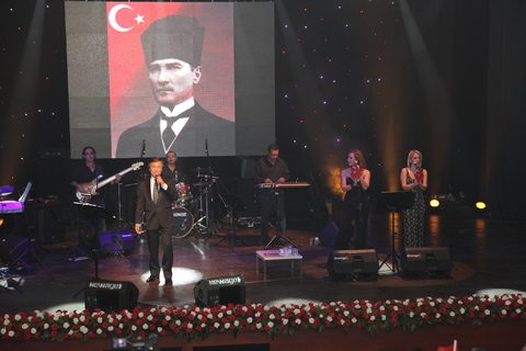 Ünlülerin bayram coşkusu