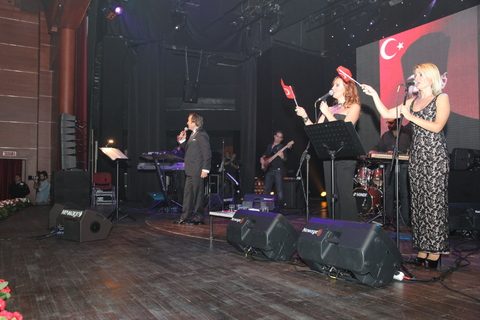 Ünlülerin bayram coşkusu
