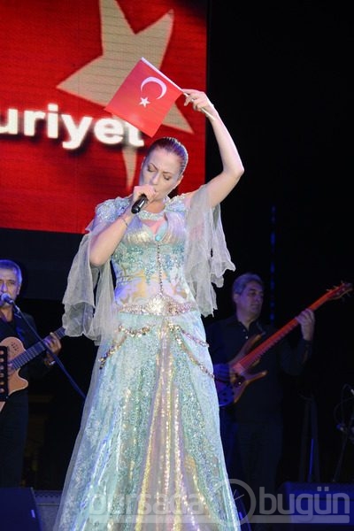 Ünlülerin bayram coşkusu