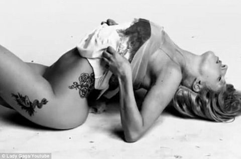 Lady Gaga'dan  18'lik pozlar!