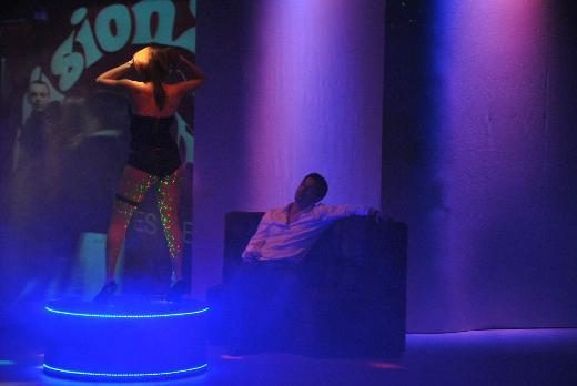 Striptiz sahneleri olay yaratıyor!