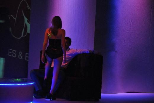 Striptiz sahneleri olay yaratıyor!