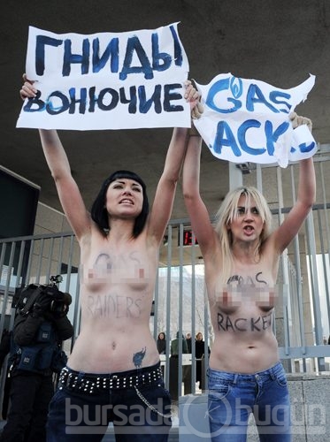 Üstsüz protestoya devam