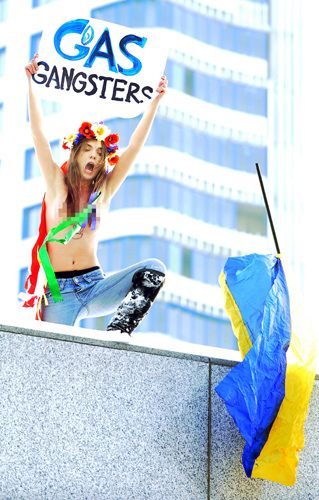 Üstsüz protestoya devam