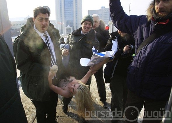 Üstsüz protestoya devam