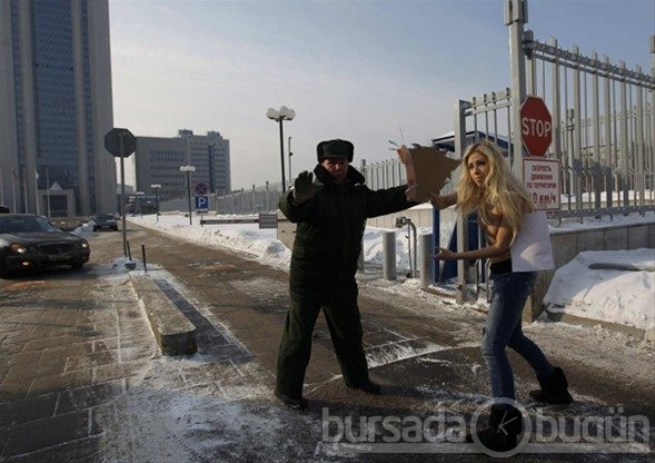 Üstsüz protestoya devam