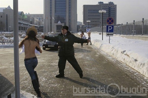Üstsüz protestoya devam